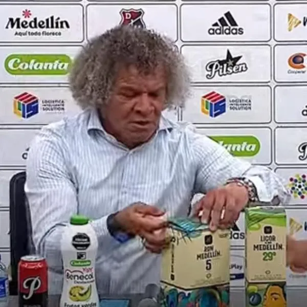 Alberto Gamero y David Macalister Silva, de Millonarios, en rueda de prensa tras partido ante Medellín, donde abrieron una caja de ron