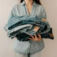 Persona con 'jeans', en nota sobre cómo cuidarlos y por qué meterlos a la nevera