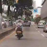 VIDEO: Niño es transportado en una moto en plena 27