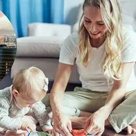 Dicen qué se necesita para trabajar como niñera en Estados Unidos o Canadá: pagan salario, dan hospedaje, comida y más beneficios.