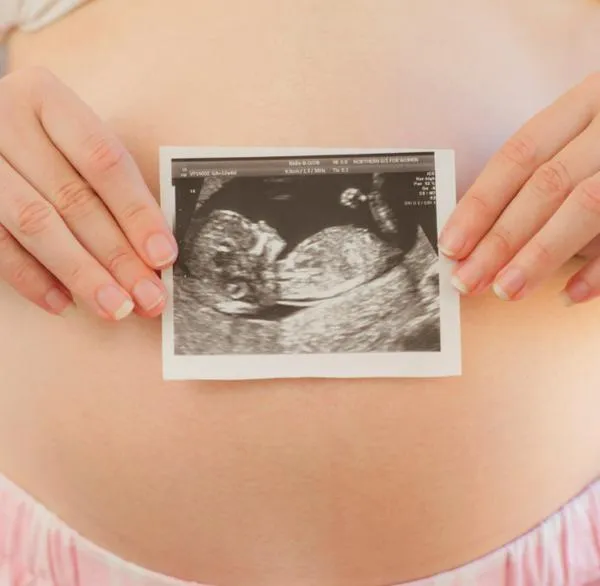 Joven supo que estaba embarazada cuando dio a luz: "Vi un pie salir de mí".