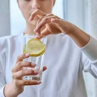 ¿Qué pasa si toma diariamente agua tibia con limón en ayunas? Estos serían los efectos