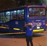 Pasajeros de un bus del SITP se enfrentaron a ladrones en Bogotá y hubo 3 heridos. La Policía capturó a 2 de los delincuentes. 