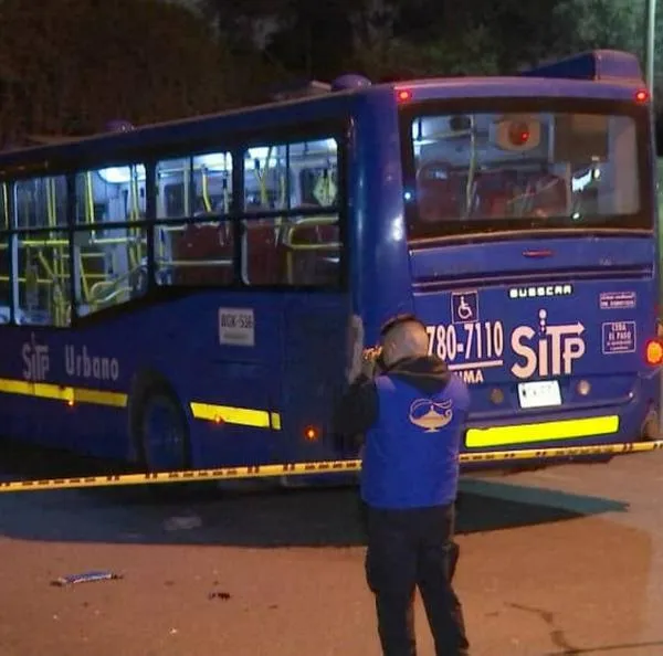 Pasajeros de un bus del SITP se enfrentaron a ladrones en Bogotá y hubo 3 heridos. La Policía capturó a 2 de los delincuentes. 