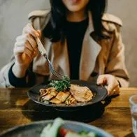 Universidad de Harvard reveló que la hora perfecta para cenar y no subir de peso es las 7:00 p. m. debido a que el cuerpo tiene tiempo para quemar calorías.