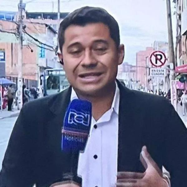 El periodista de RCN Jeisson Fabián Vera Suaza informaba sobre la inseguridad en Bosa (Bogotá) cuando dos delincuentes en moto le robaron su cámara.