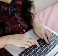 Mujer con computador. En relación con pelea de web cam.