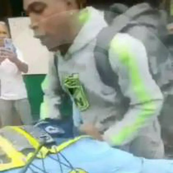Agentes de tránsito en Medellín fueron agredidos por un motociclista que quería evitar la inmovilización del vehículo. No tenía la documentación en regla.