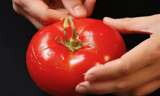 Cómo pelar los tomates fácil y rápido: truco efectivo para hacerlo sin tanto esfuerzo; quedarán perfectos para las sopas y salsas.