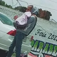 Mujer pide plata en las calles arropando a su perro para que parezca un bebé.