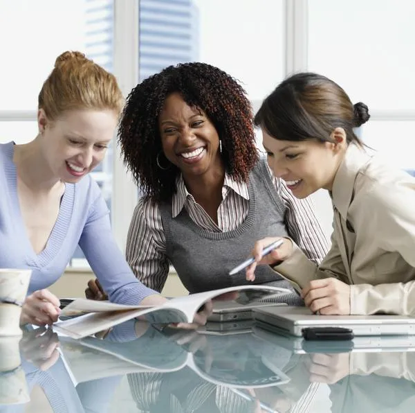 Mujeres. En relación con nuevos trabajos.