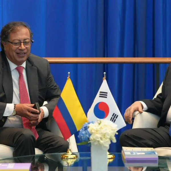 Gustavo Petro y Yoon Suk-yeol, presidente de Corea. Los presidentes ya se reunieron, un día después de que el colombiano incumplió a su cita principal con su homólogo
