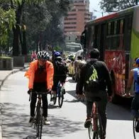 Personas en bicicleta. En relación con municipios que tendrán día sin carro y moto.