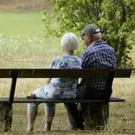 Dicen qué se necesita en Colombia para pensionarse, algo que muy pocos logran para pasar su vejes. Así es el proceso en Colpensiones y fondos privados.