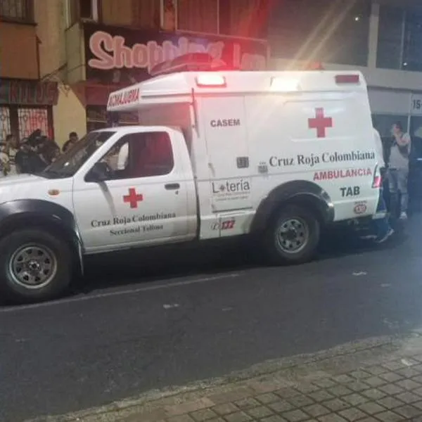 Momento en el que una ambulancia atiende a un herido en un accidente de tránsito en la carrera Quinta, en Ibagué