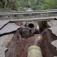 Ruptura de un tubo de agua produjo una emergencia en Bucaramanga por el enorme hueco que dejó en una vía. Incomunicó dos veredas.