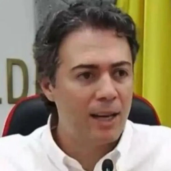 Daniel Quintero, alcalde de Medellín, se agarró con la periodista Ana Cristina Restrepo en Blu Radio por denuncias sobre cartel de contratación.
