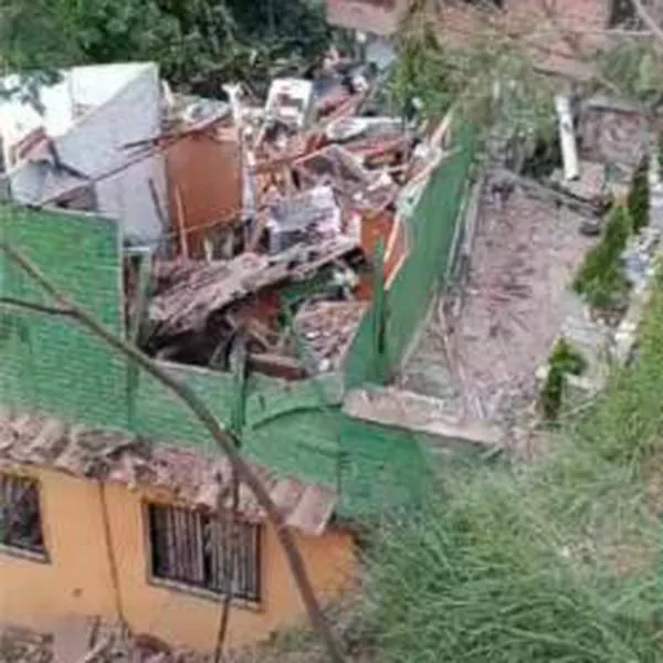 Accidente en Antioquia hoy: camioneta en Amagá cayó en una casa y la destruyó