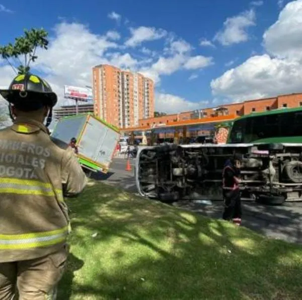 Grave accidente en Bogotá con ruta escolar que se volcó en el día sin carro. El incidente ocurrió cerca al centro comercial Titán Plaza. 