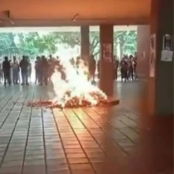 Momento en el que encapuchados y estudiantes de la Univalle de Cali tienen acalorada discusión