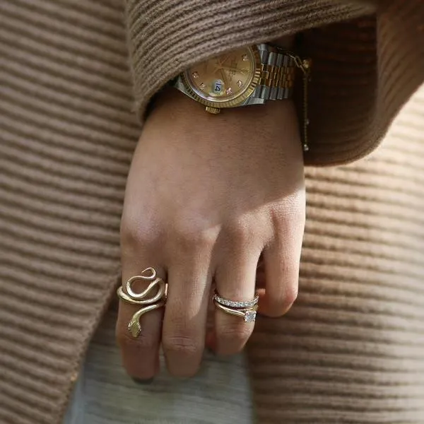Mujer con anillos, en nota sobre accesorio que hay que utilizar para firmar contratos o papeles