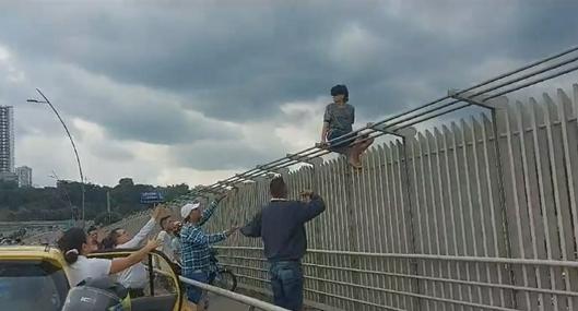 En abrazo solidario terminó rescate de joven en el viaducto de Bucaramanga