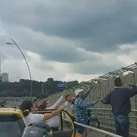 En abrazo solidario terminó rescate de joven en el viaducto de Bucaramanga