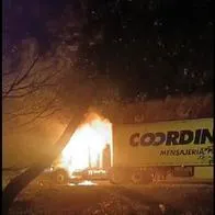 Durante el bloqueo de la vía a Barbosa, manifestantes prendieron una tractomula.