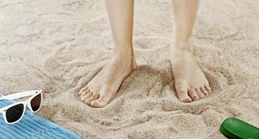 Cómo quitarse la arena de la playa de forma sencilla y sin usar agua