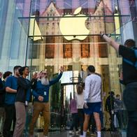 Foto de Apple, en nota de peleas por iPhone 15 a puños y desorden en tienda de Apple: video de cómo pasó