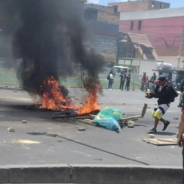 En Bogotá hoy se registran protestas de bicitaxistas en Patio Bonito, por lo que la avenida Cali fue cerrada y Transmilenio frenó operación en la zona.