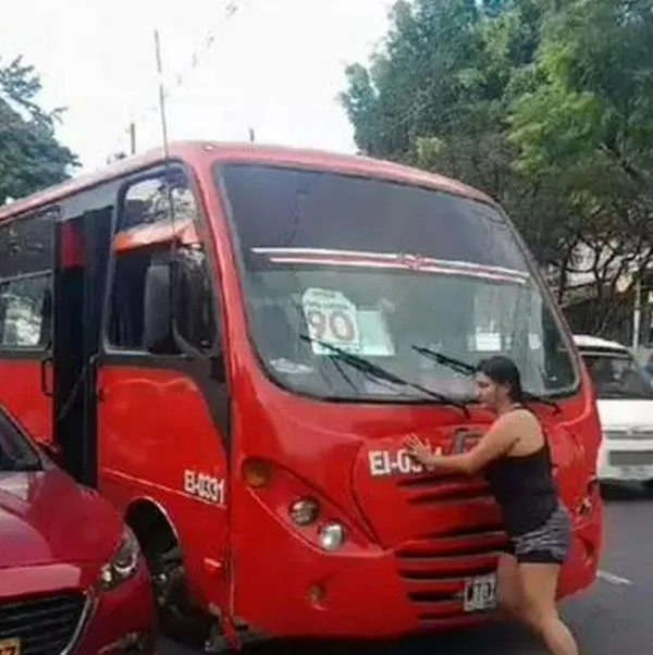 Mujer en Ibagué se le atravesó a buseta que chocó su carro.