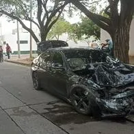 Accidente de tránsito hoy, en Valledupar, viernes 22 de septiembre: resgitraron aparatoso choque entre carro de gama alta y camión, que terminó volcado.