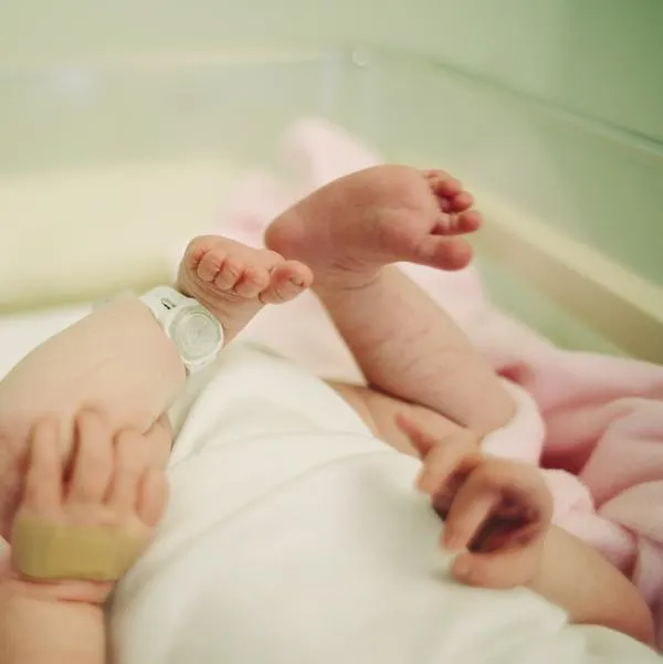 A madre le alababan los grandes ojos azules de su bebé: era en realidad una grave enfermedad