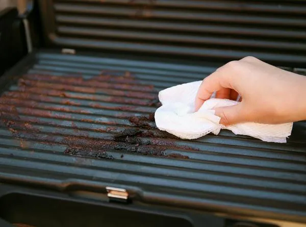 Cómo limpiar un asador: método correcto paso a paso para dejarlo como nuevo y que la carne ya no se le pegue a la parrilla.