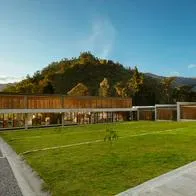 Este es el colegio público que Crepes & Waffles construyó en Cajamarca, Tolima