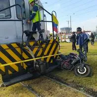 En Bogotá hoy se registró una grave accidente en Mall Plaza porque Tren de la Sabana arrastró a motociclista varios metros.