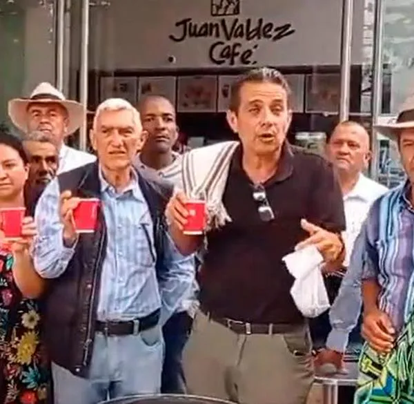 Cafeteros protestaron frente a Juan Valdez: “Un tinto vale $4.500 y a nosotros nos compran la libra a $4.000”