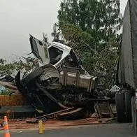 Un camión se quedó sin frenos en la vía La Línea-Calarcá. El vehículo quedó en pérdida total, pero el conductor salió ileso después de chocar. 