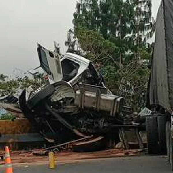 Un camión se quedó sin frenos en la vía La Línea-Calarcá. El vehículo quedó en pérdida total, pero el conductor salió ileso después de chocar. 