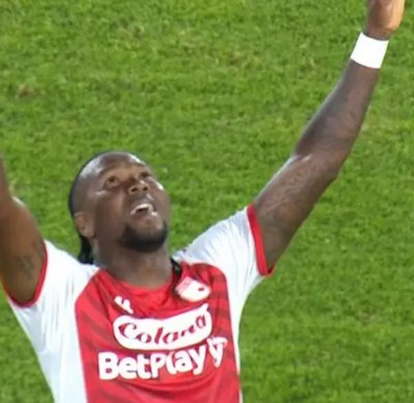 Hugo Rodallega celebrando el gol que le dio el triunfo a Santa Fe ante Deportivo Pereira.