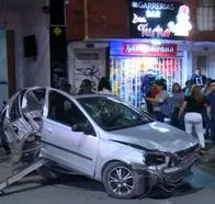 Accidente en Bogotá en calle 72 con carrera 68, en barrio Las Ferias: conductor cogió bache y se estrelló contra 8 motocicletas.