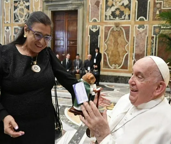 Un ‘cuy sacerdote’, el regalo de la rectora de la Udenar al Papa en el encuentro de universidades