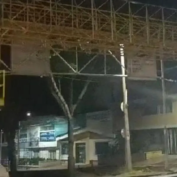 Hombre amenazó con lanzarse de puente en plena Guabinal de Ibagué.