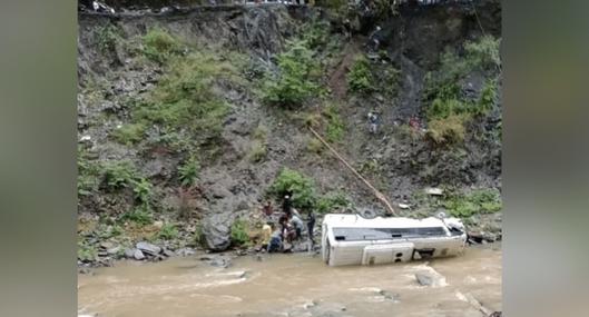 Un grave accidente de tránsito se registró este lunes, 25 de septiembre, en la vía Buenaventura: bus rodó por barranco y cayó al río Dagua.