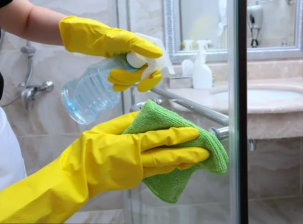 Cómo limpiar los vidrios de la ducha: mezcla efectiva con productos caseros para dejarla impecable y como si fuera nueva.