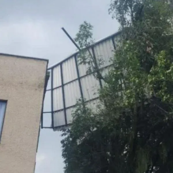 Techo de una peluquería salió volando por el aguacero en Envigado.