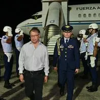 El presidente Gustavo Petro, con el avión presidencial a su espalda.