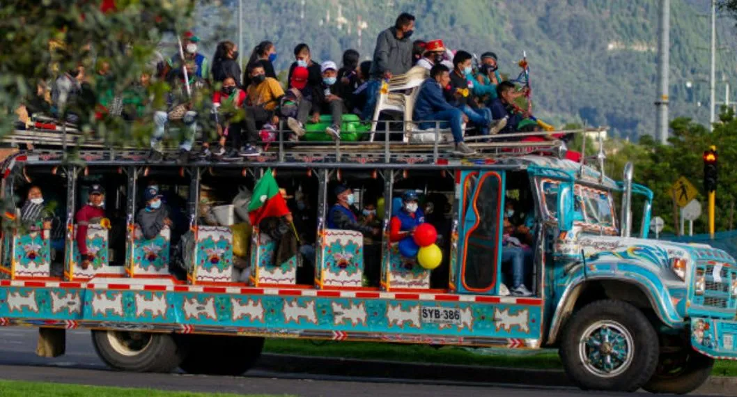 En más de 70 chivas, indígenas llegaron a Bogotá para unirse a marchas de Gobierno Petro