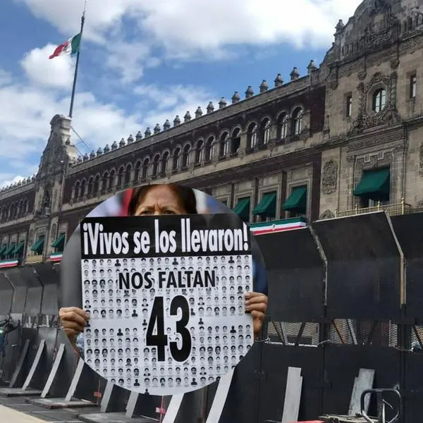 Palacio Nacional es bloqueado ante la marcha por el caso de Ayotzinapa